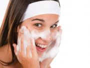 Rửa mặt sai cách là nguyên nhân khiến da bạn xấu.