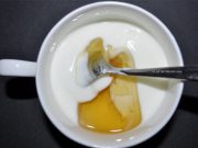 Trộn lòng trắng trứng với thứ này thoa lên mặt, làn da xỉn màu khô ráp bỗng bật tông trắng sáng bất ngờ.