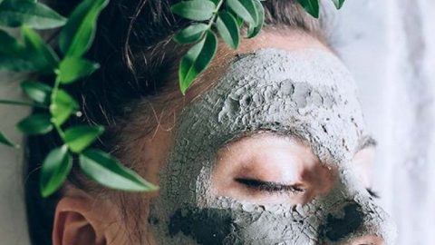 Dùng lá chè xanh trị mụn trứng cá và thâm mụn hiệu quả.