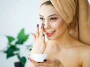 Tại sao không ‘đổ ra lòng bàn tay’ khi thoa kem dưỡng da?