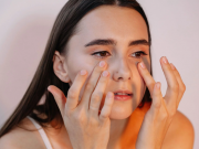 Điểm mặt những thành phần gây bít tắc lỗ chân lông khiến da nổi mụn sần sùi.